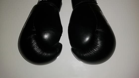 Par de guantes de box sobre una superficie clara.
