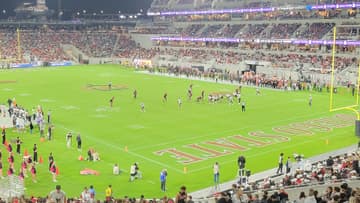 Partido nocturno de futbol americano universitario (NCAA) en el Snapdragon Stadium de San Diego, California, el 8 de octubre de 2022