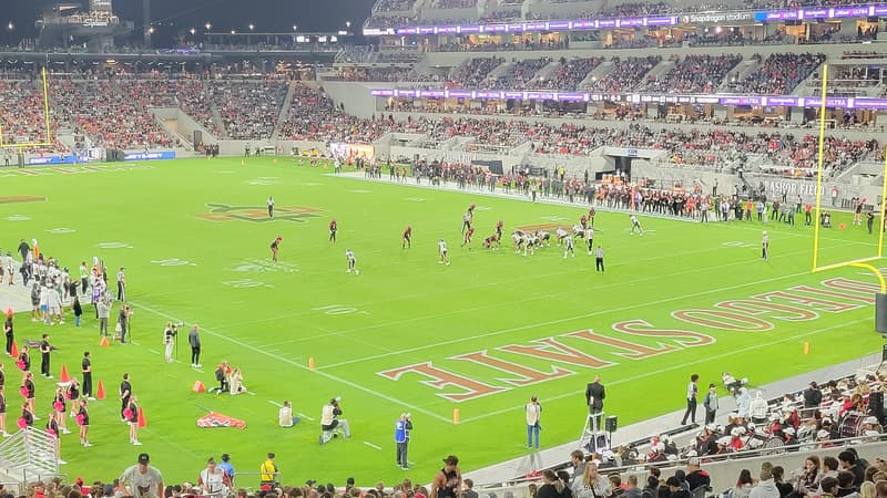 Partido nocturno de futbol americano universitario (NCAA) en el Snapdragon Stadium de San Diego, California, el 8 de octubre de 2022