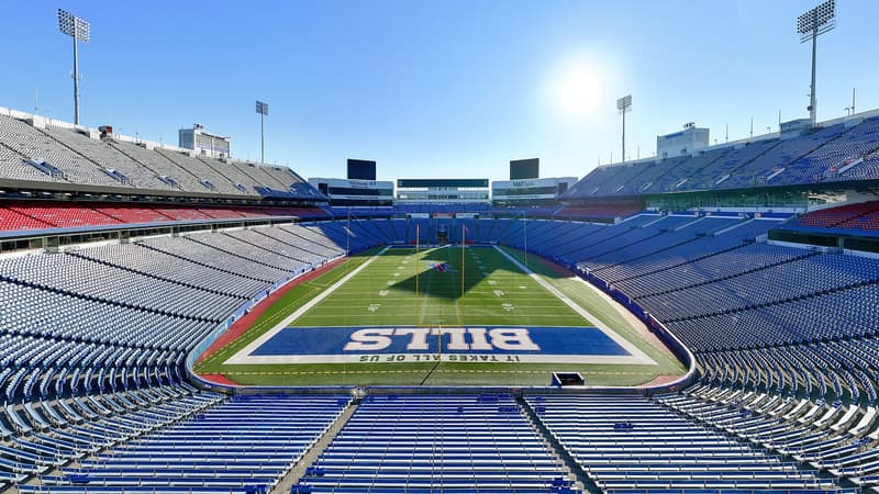 Vista interior en gran angular del Highmark Stadium vacío (Orchard Park, Nueva York), casa de los Buffalo Bills: gradas azules, el campo de juego y la zona de anotación con la palabra BILLS; foto tomada el 12 de diciembre de 2023
